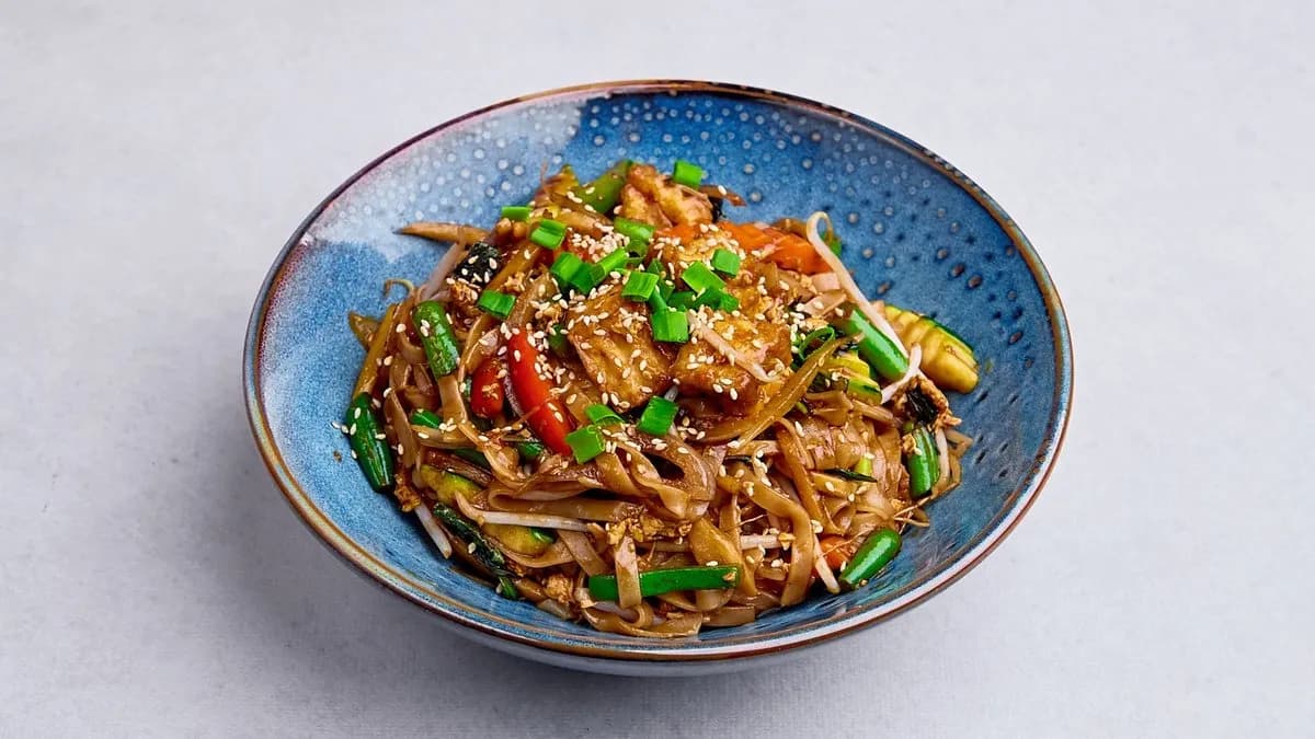 Pad kee mao (smażony tajski makaron)