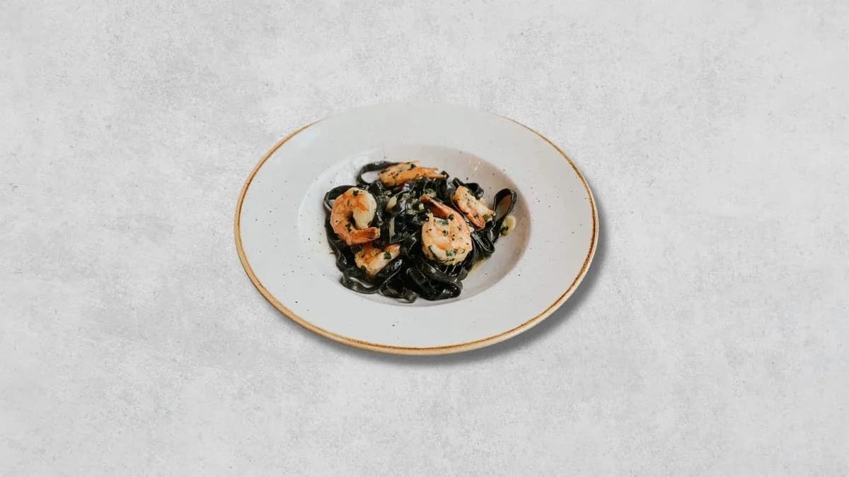 Tagliatelle al nero di seppia con gamberetti