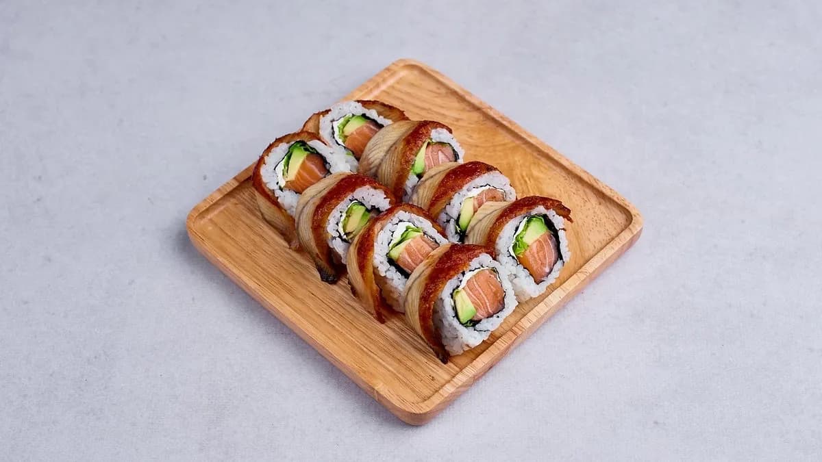 Gold california maki łosoś z węgorzem