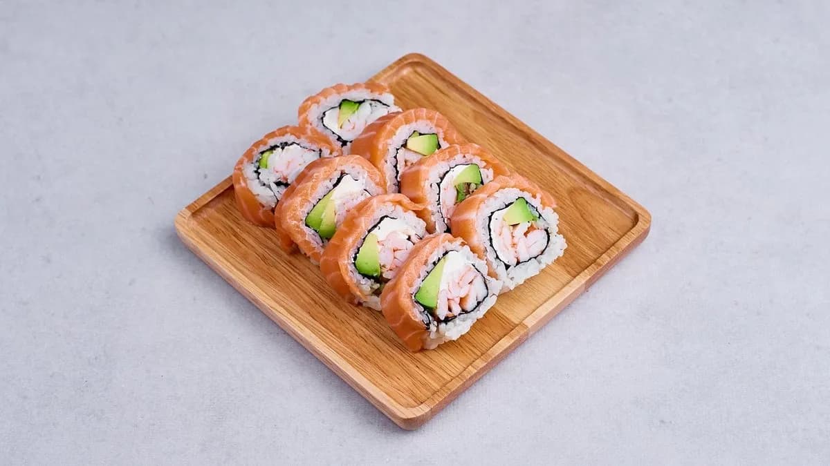 Gold california maki krewetka gotowana z łososiem