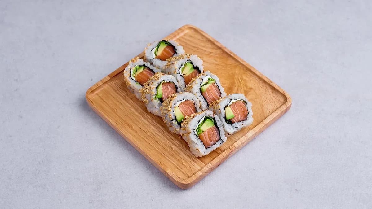 Gold california maki łosoś z tobiko