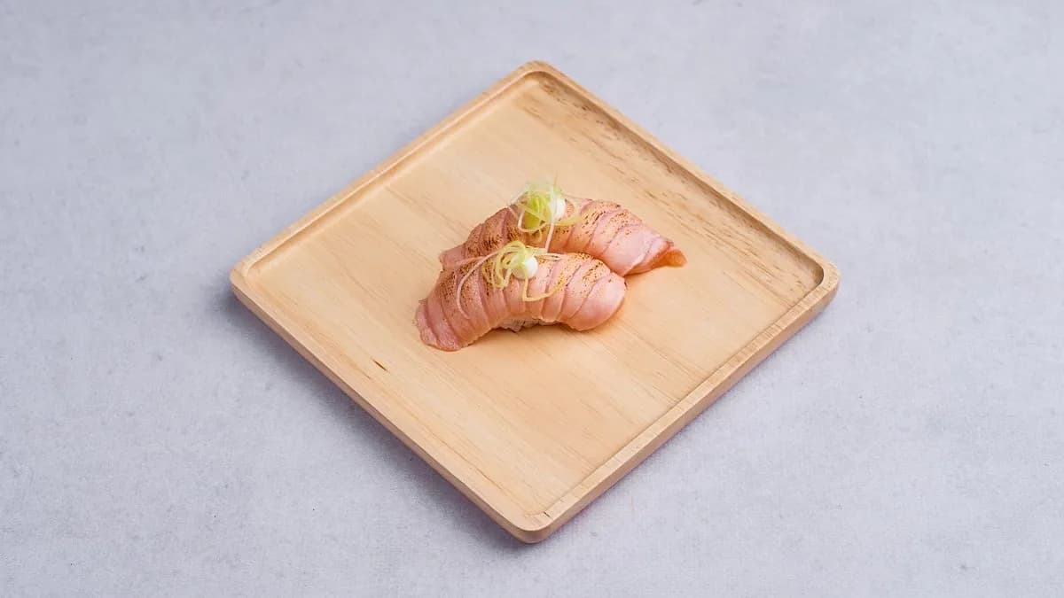 Nigiri łosoś opalany