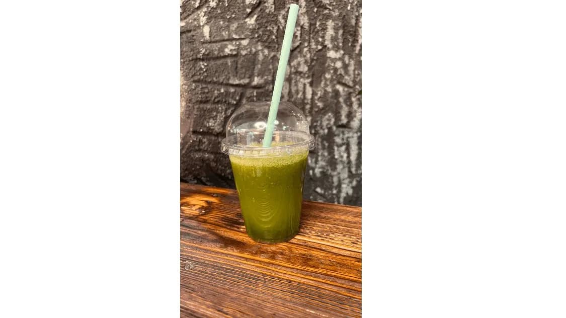 Świeży sok jabłko-szpinak