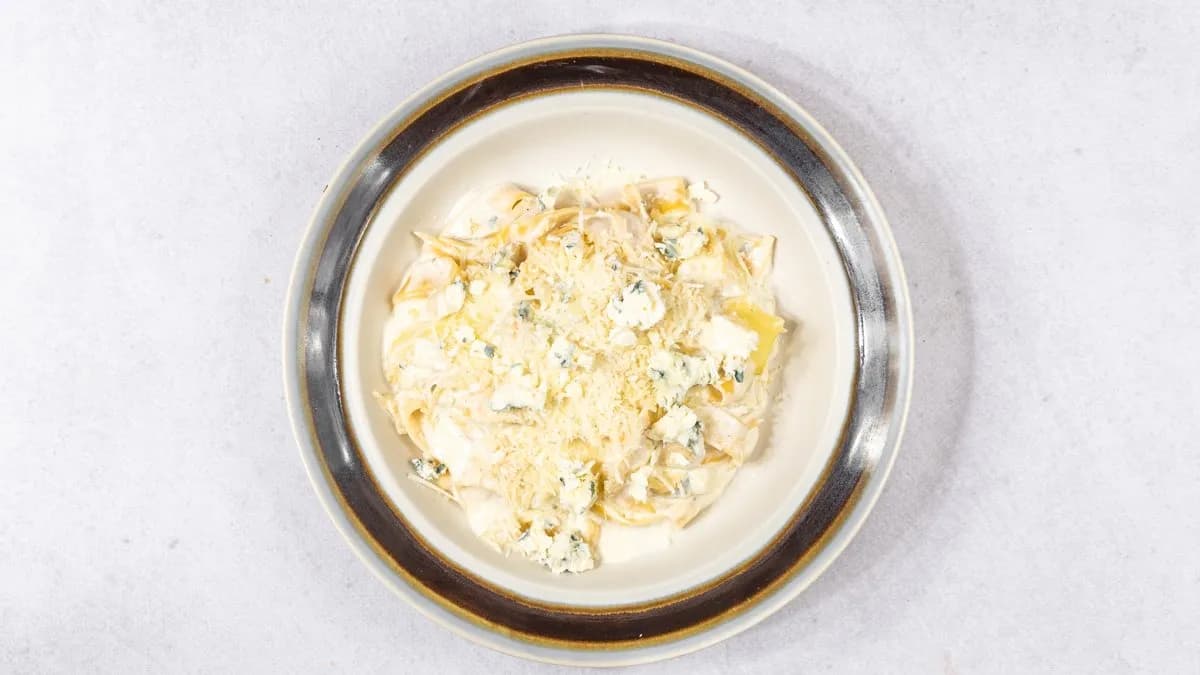 makaron z twarogiem ,śmietaną łyżeczką żurawiny