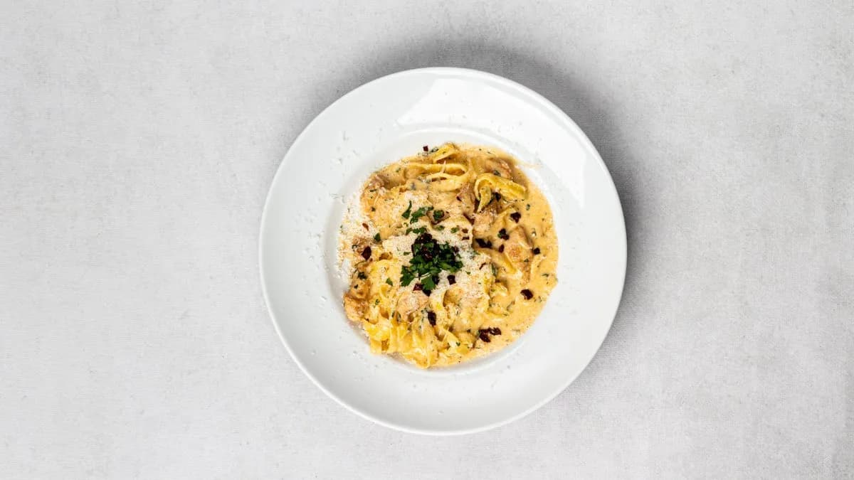 Tagiatelle z grzybami leśnymi i kurczakiem