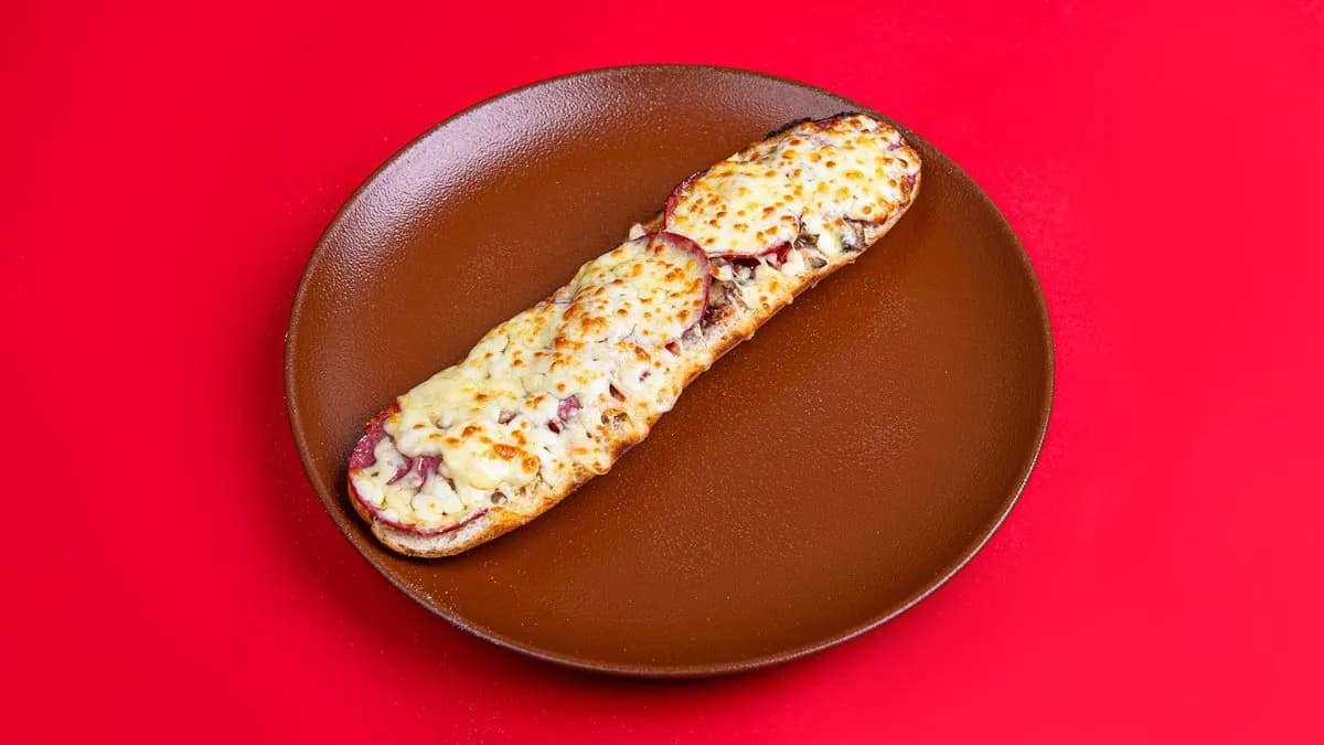 Zapiekanka z pieczarkami, serem i salami