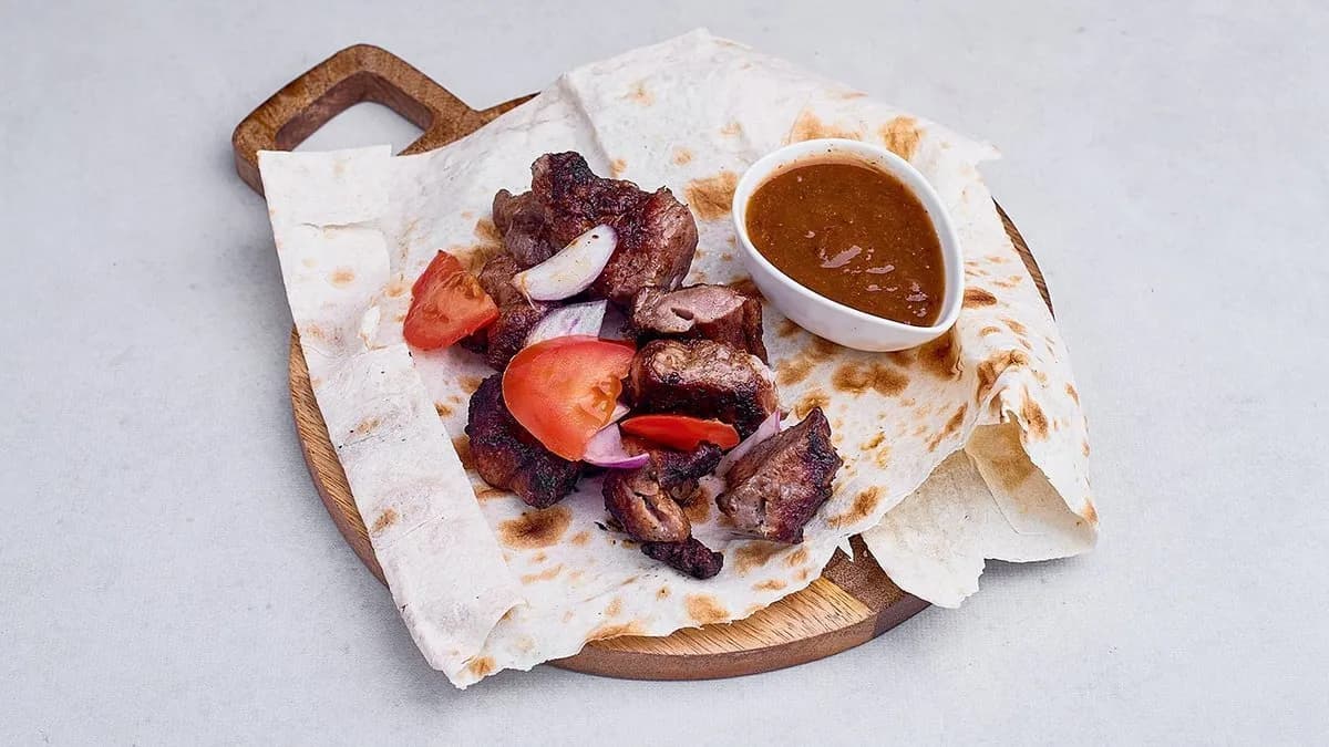 Tradycyjny gruziński szaszłyk z wieprzowiny