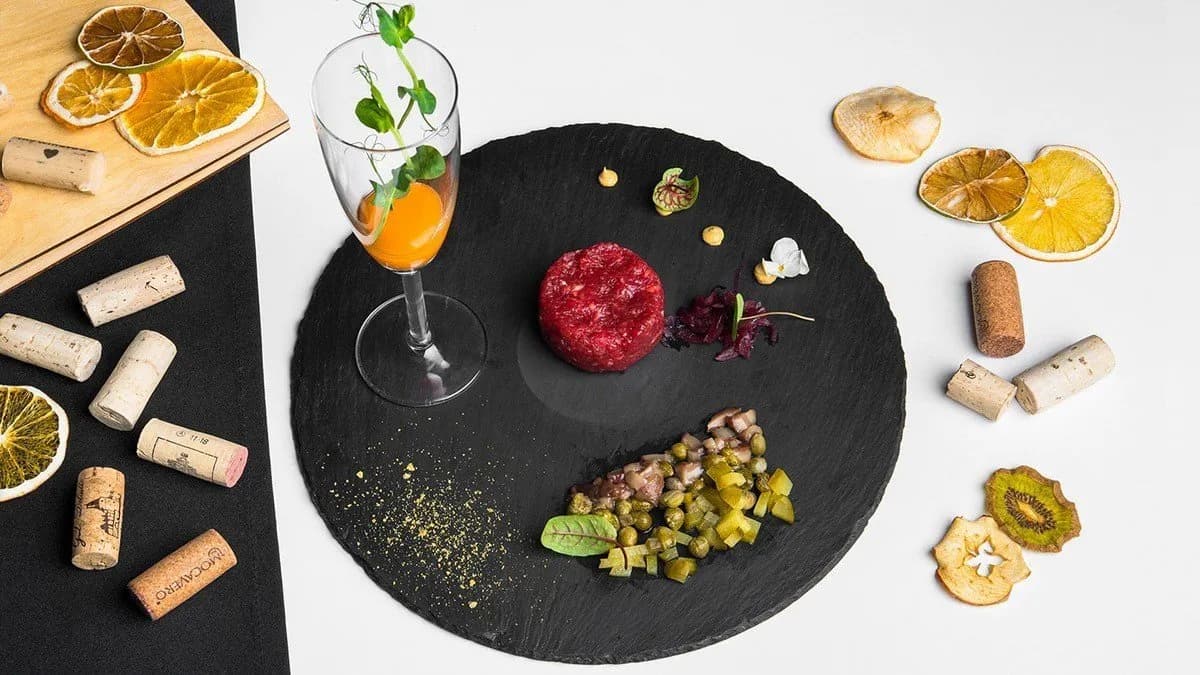 Tatar z dojrzewającej, sezonowanej polędwicy wołowej