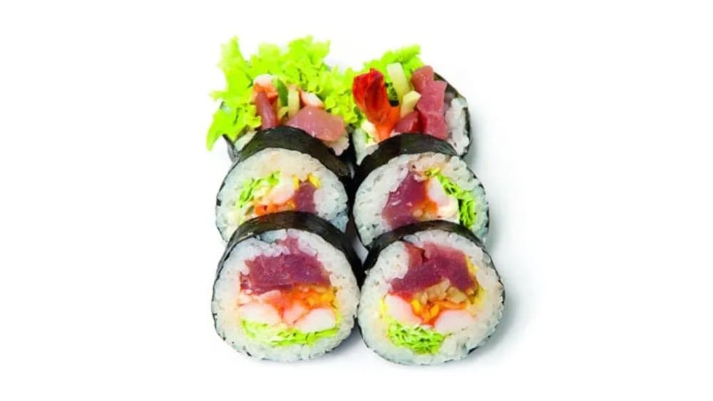 Futomaki z krewetkami i tuńczykiem na ostro