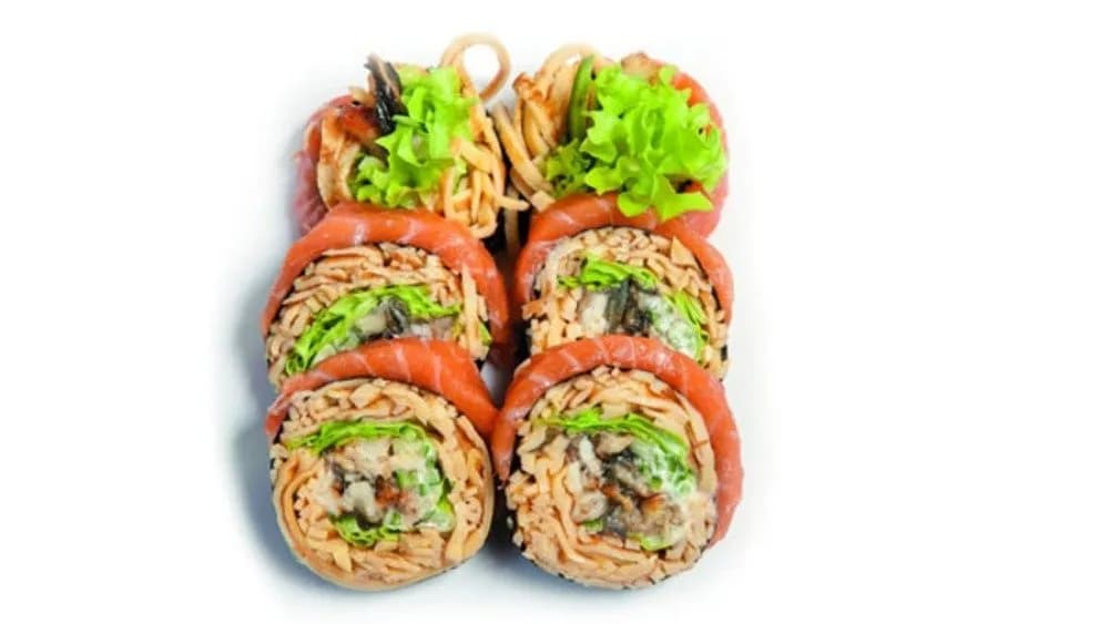 Węgorz z japońskim omletem tamago obłożony łososiem