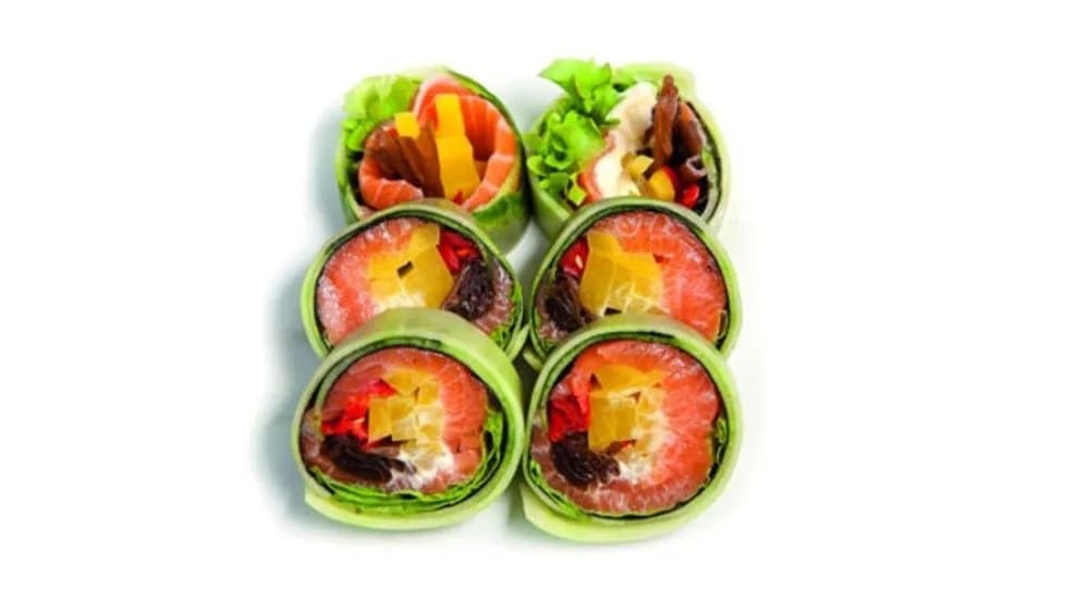 Łosoś z warzywami i serkiem Philadelphia zawijany w ogórek