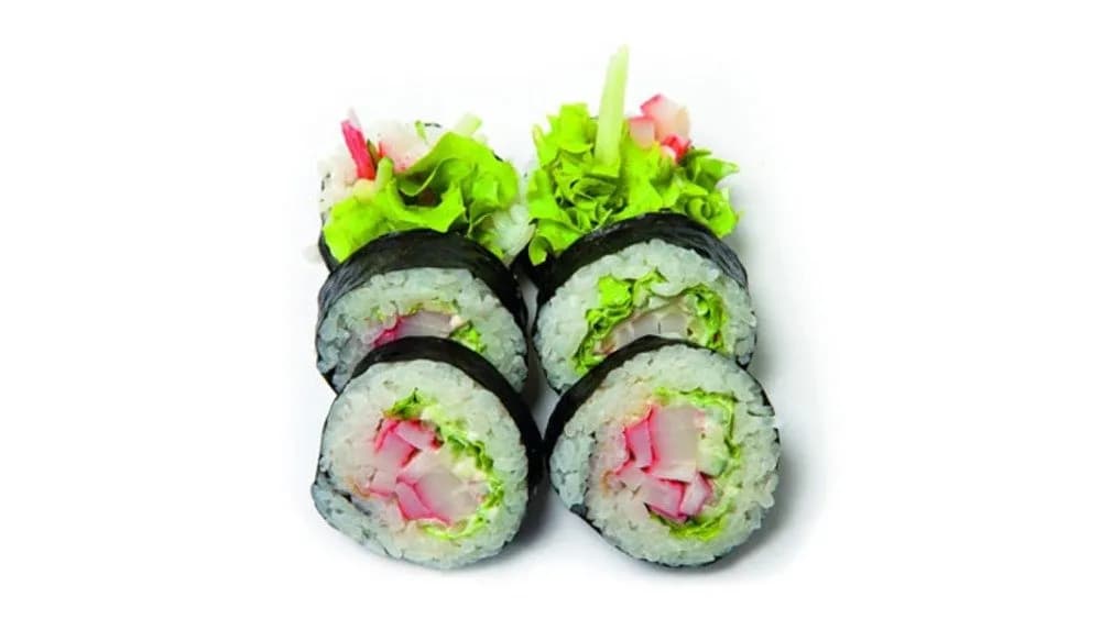 Futomaki z paluszkiem krabowym, majonezem i ogórkiem
