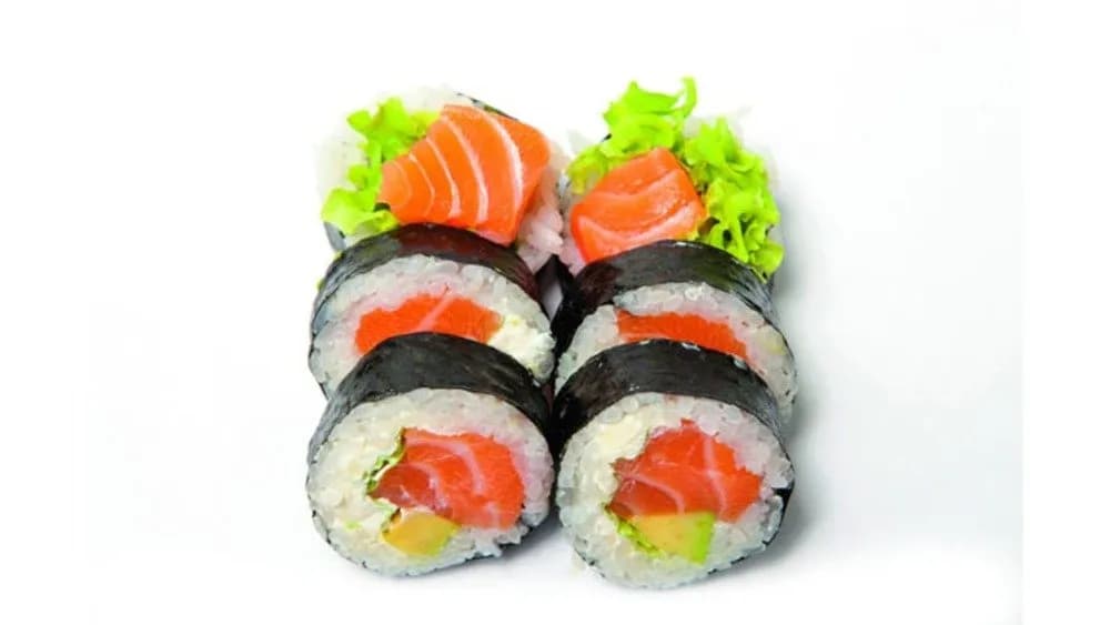 Futomaki z łososiem, awokado i serkiem Philadelphia