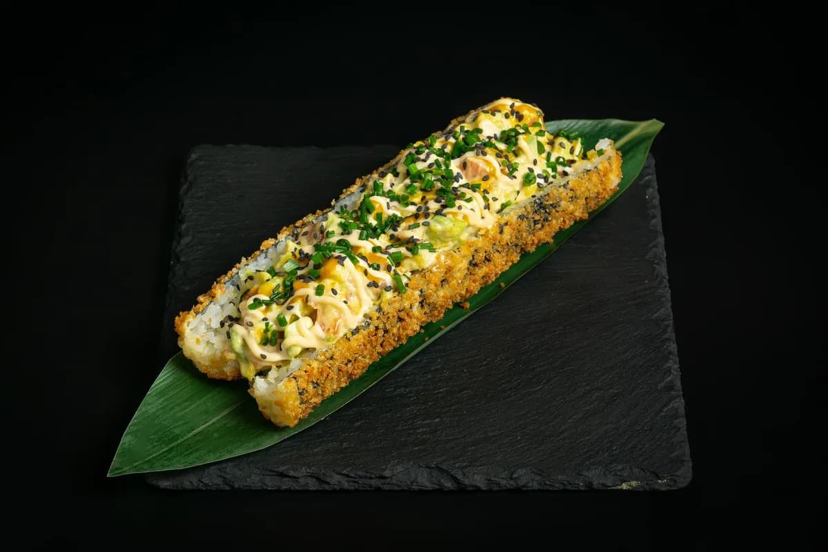 Toniesushi z tatarem z łososia, mango i awokado