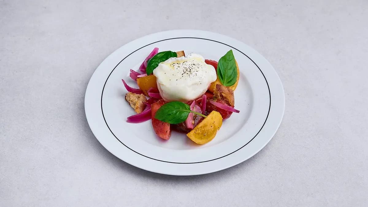 Burrata bianca con panzanella