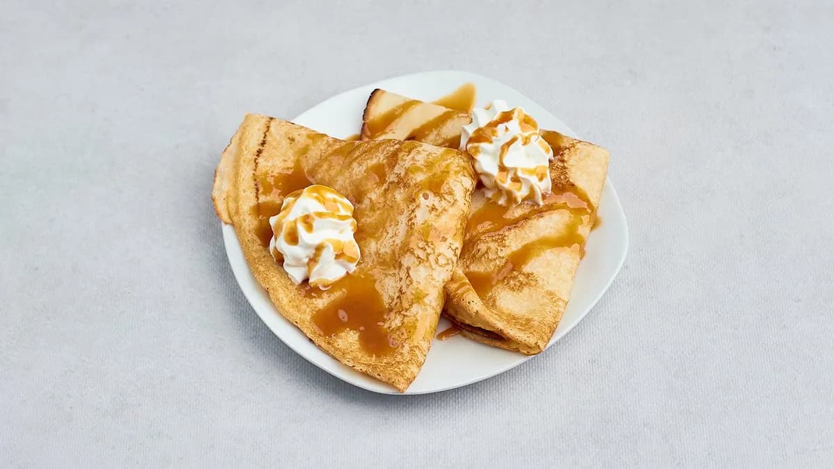 Naleśniki z serem z toffi i bitą śmietaną