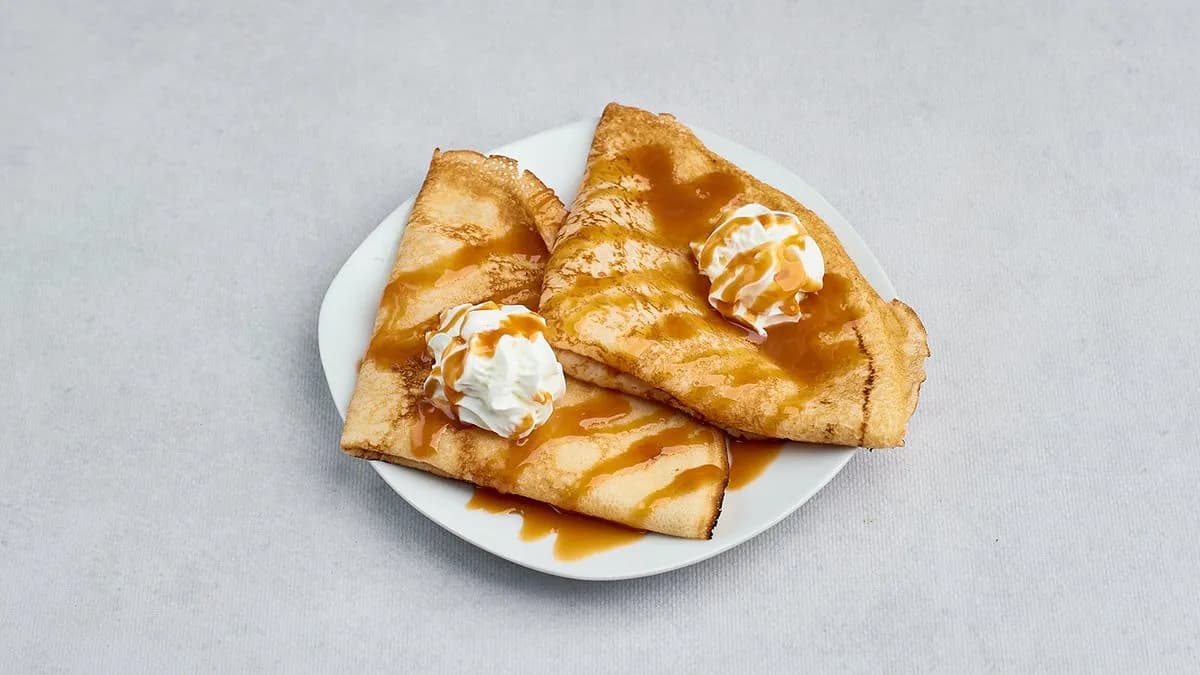 Naleśniki z jabłkiem z toffi i bitą śmietaną