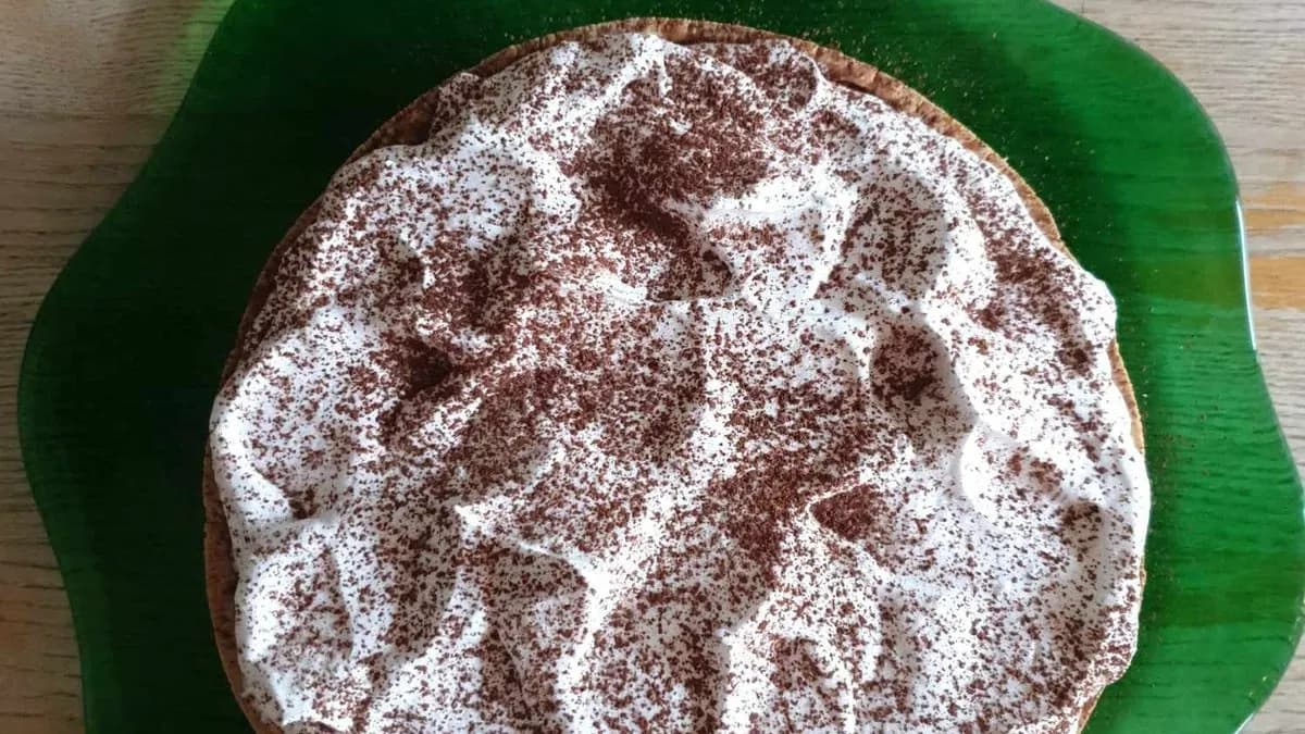 Wegańskie banoffee z bitą śmietaną na bezglutenowym spodzie