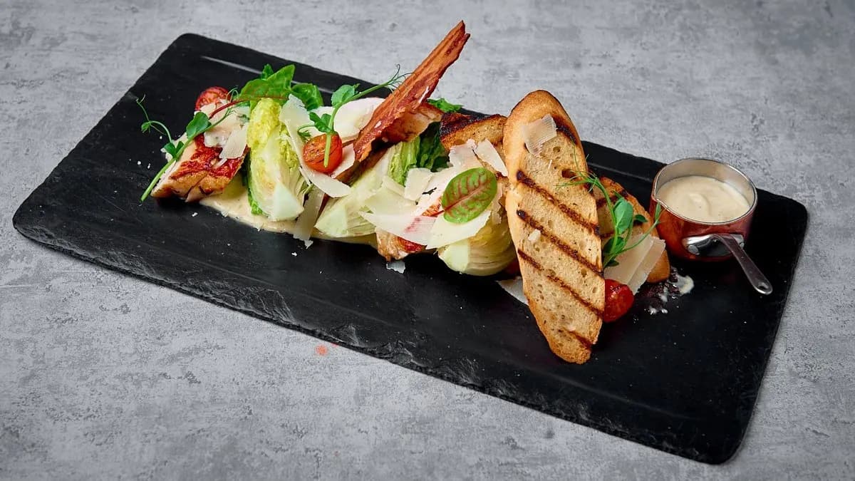 Sałata Cezar z kurczakiem