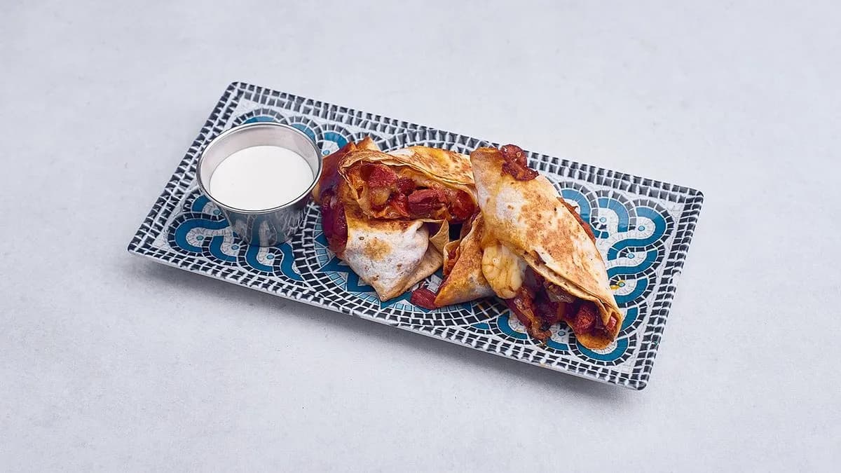 Burrito de Chorizo y Queso ( z hiszpańskim chorizo i serem)