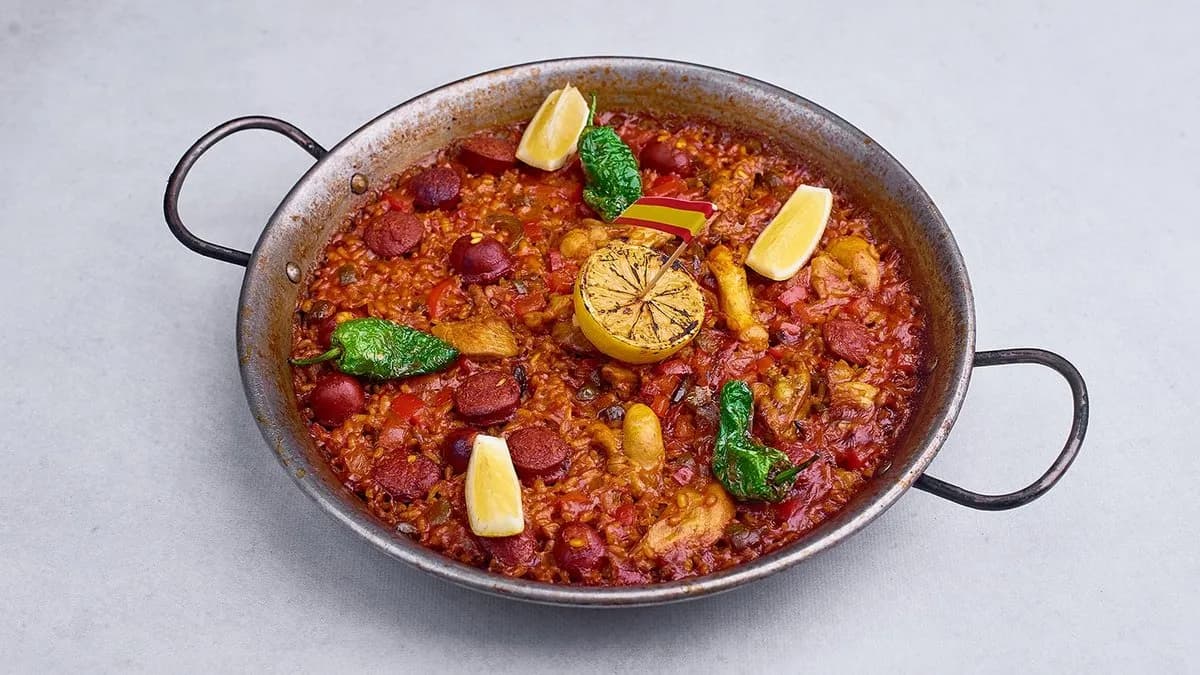 Paella z kurczakiem i chorizo