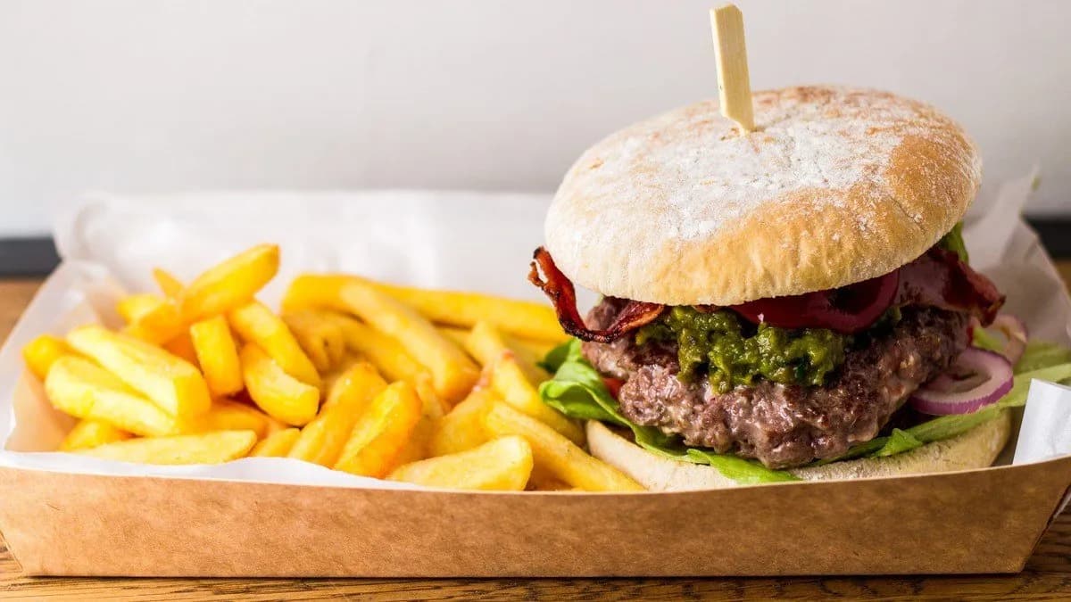 Avocado bacon + frytki belgijskie