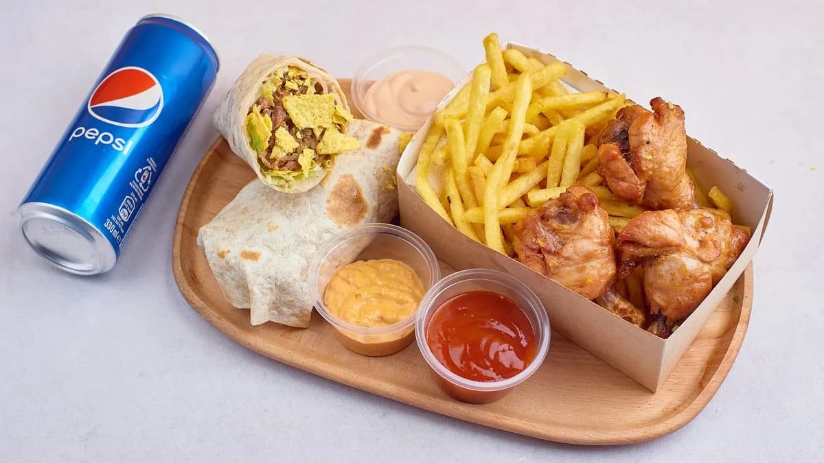 Kura Box-Zestaw z kanapka i skrzydełekami