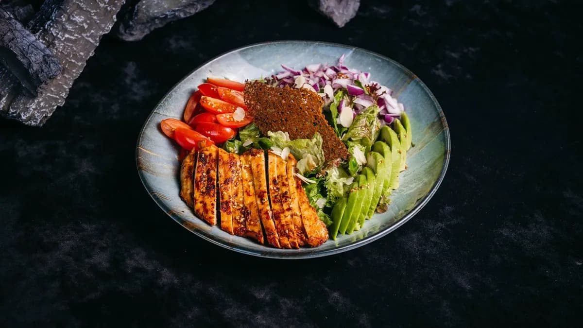 Tavuklu Avakado Salatasi