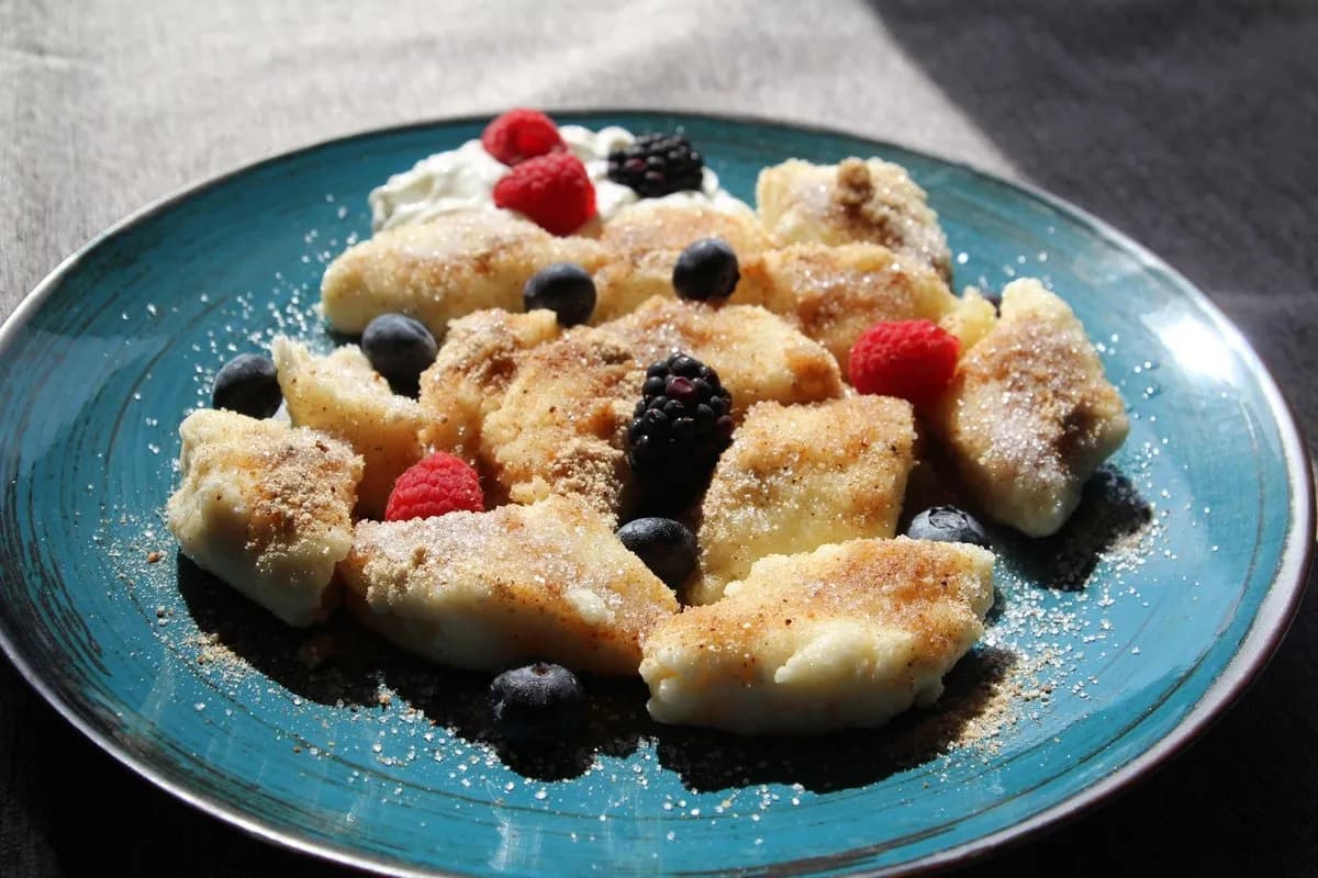 Kluski leniwe z masełkiem cukrem i bitą śmietaną
