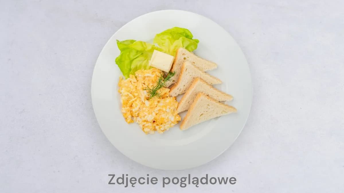 Jajecznica na masełku ze szczypiorkiem