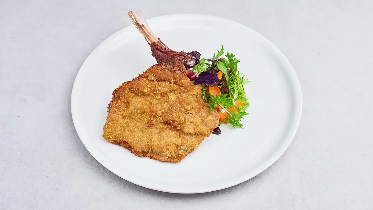 Kotlet cielęcy a'la milaneses z ziemniakami francuskimi i rukolą