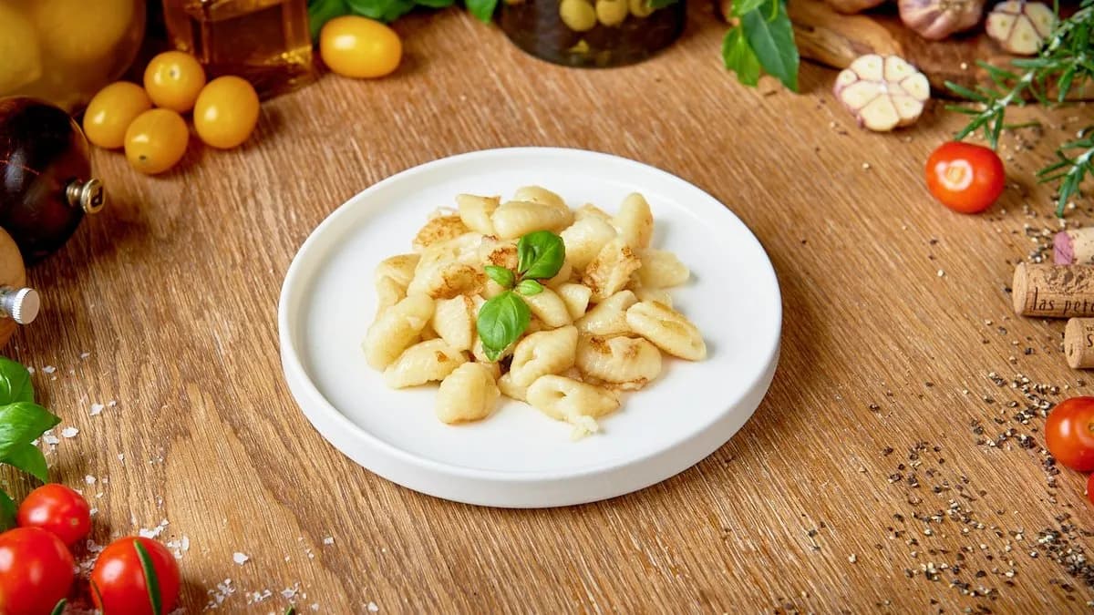 Gnocchi smażone z szalotką i szałwią