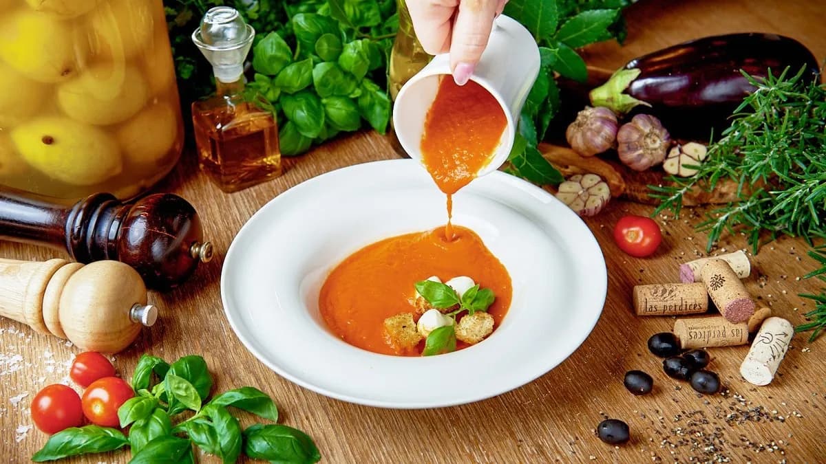 Krem z pomidorów z mini mozzarellą i grzankami z focaccii