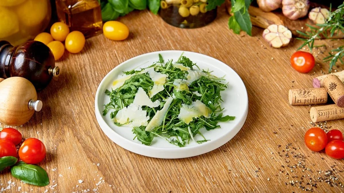 Sałatka z rukoli i sera grana padano w dressingu cytrynowym
