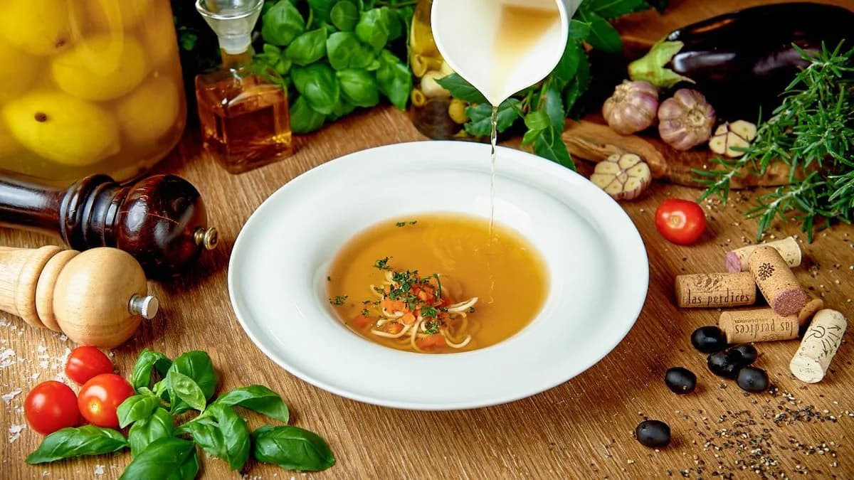 Rosół z makaronem i gotowaną marchewką