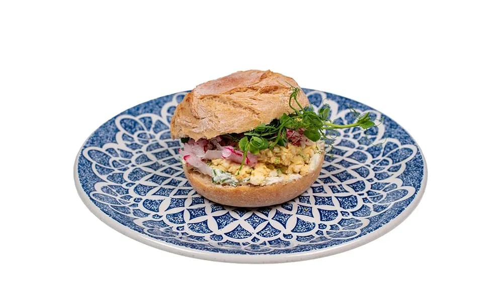 Bułka ziemniaczana z pastą jajeczną