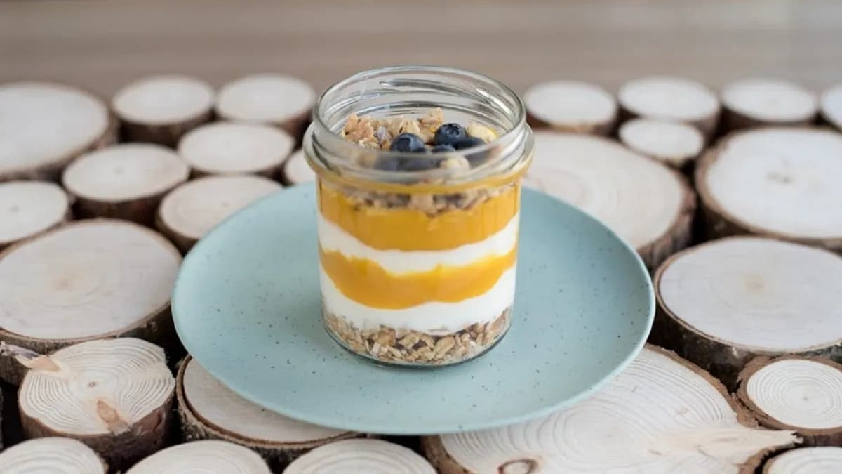 Granola z jogurtem i musem mango