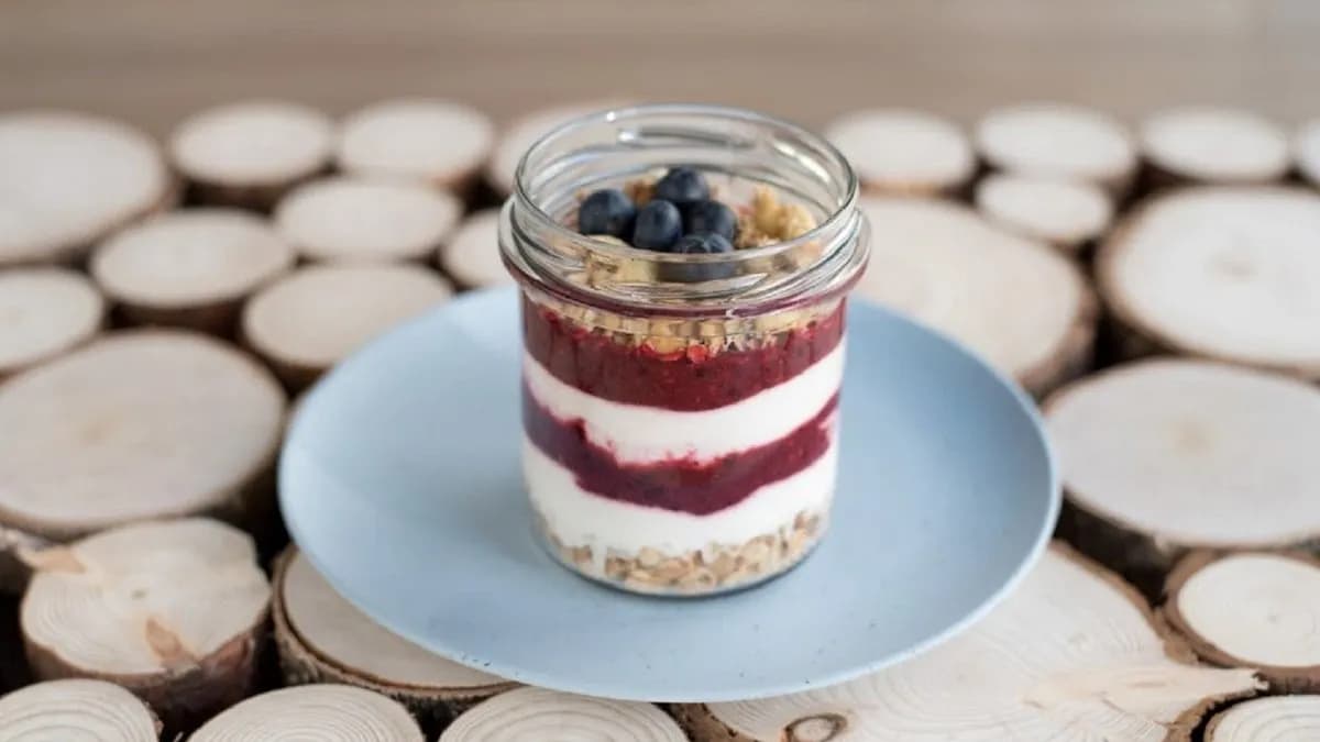 Granola z jogurtem i musem z owoców leśnych