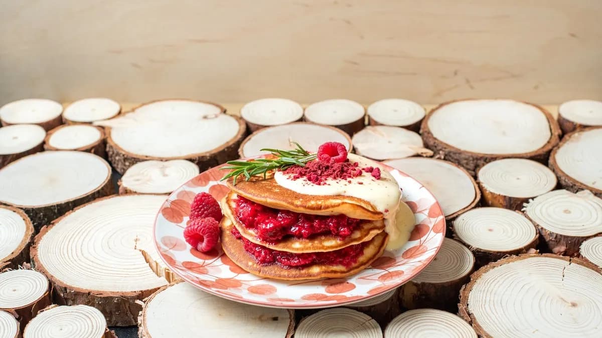 Pancakes z konfiturą i sosem waniliowym