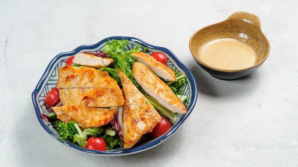 Sałatka z grillowanym kurczakiem