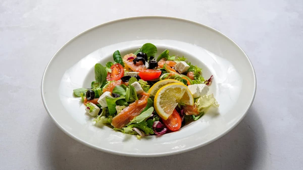 Sałatka z wędzonym łososiem