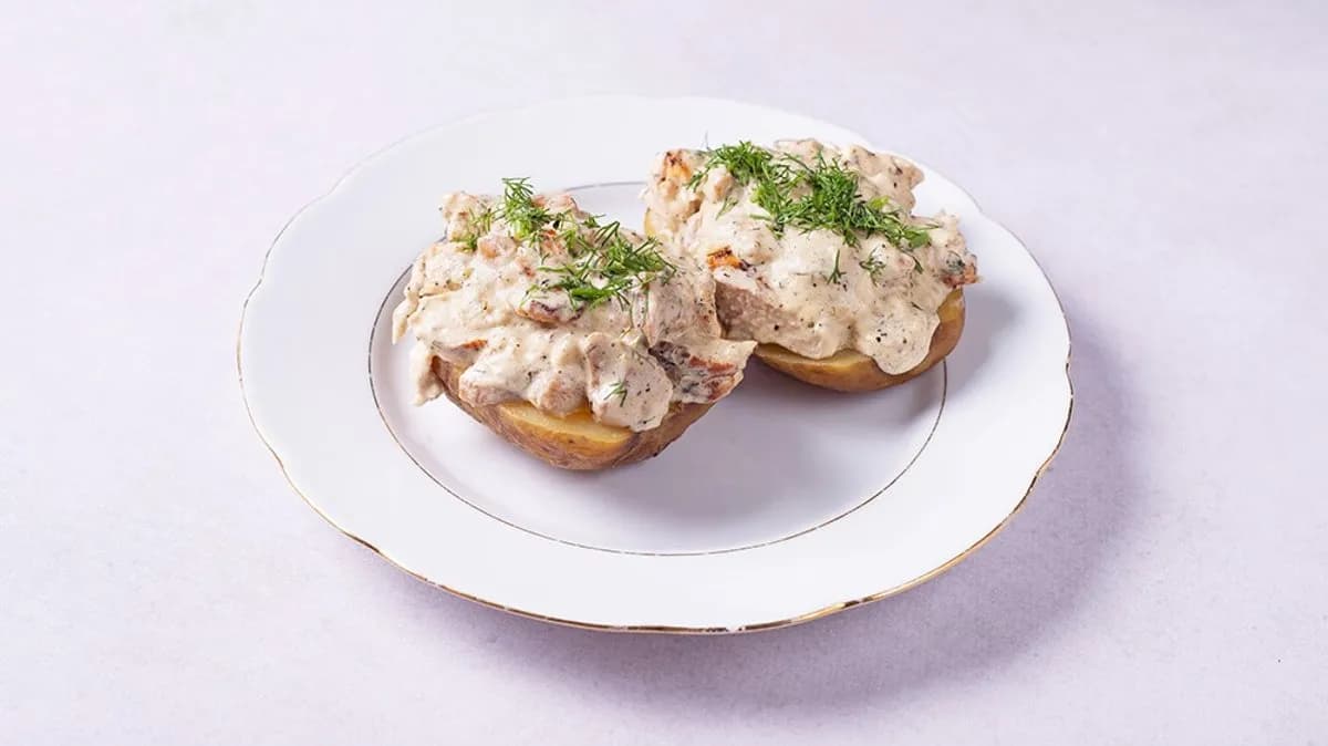 Ziemniak grillowany z grzybami w sosie białym