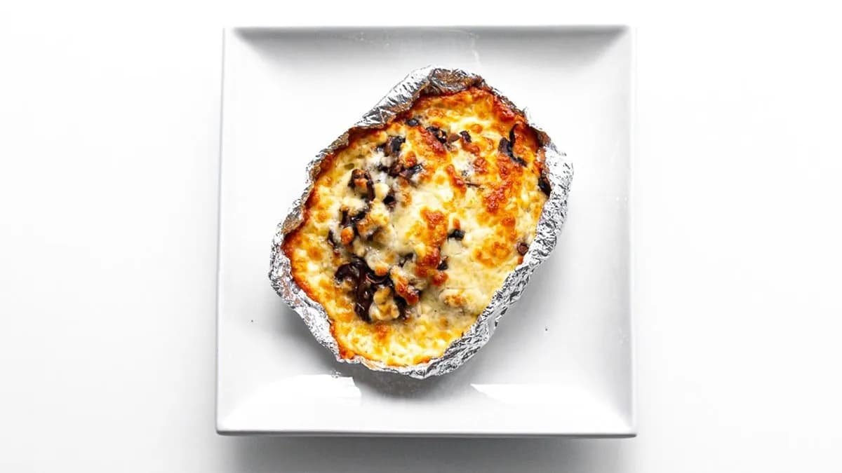 Ziemniak grillowany z szynką, grzybami i serem