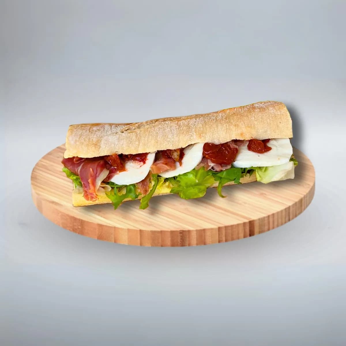 Bagietka z szynką Serrano, mozzarellą i suszonymi pomidorami