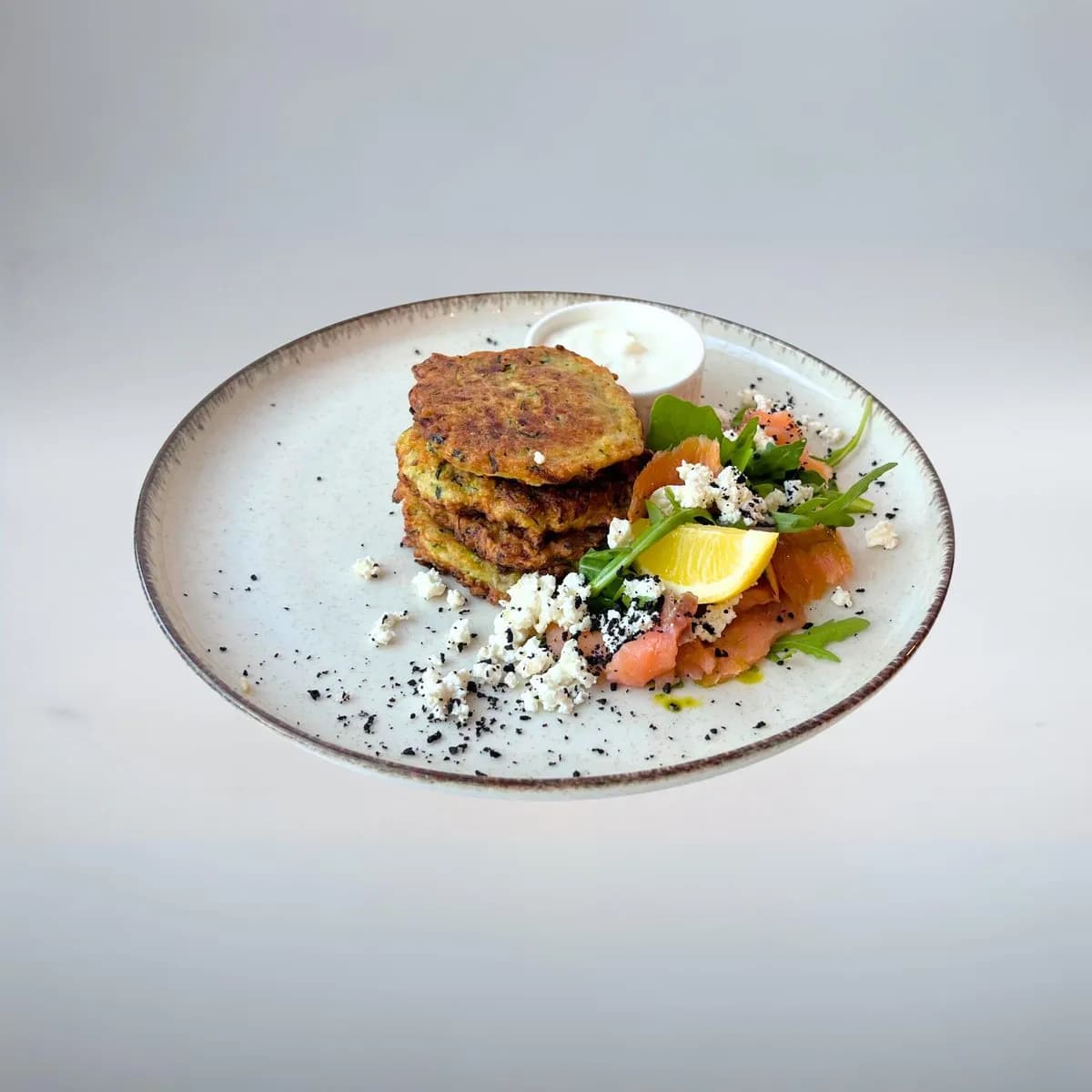 Placki z cukini z łososiem i wędzonym twarogiem