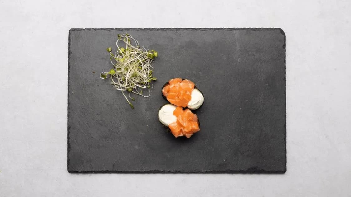 Gunkan z Łososiem (2 sztuki)