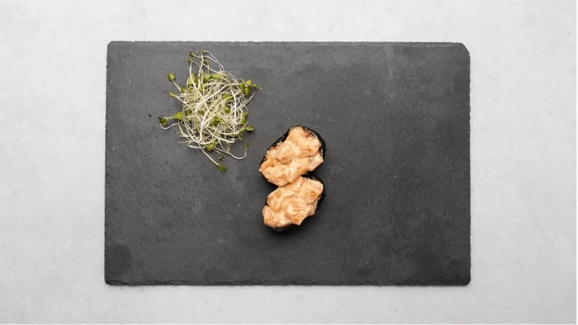 Gunkan Spicy Łosoś (2 sztuki)