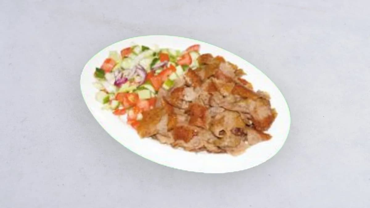 Talerz kebab mięso z surówką