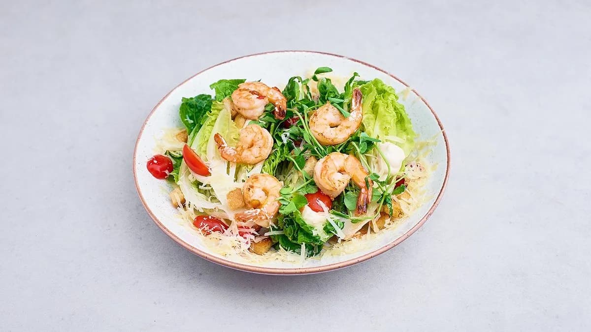 Sałatka Cezar z grillowanymi krewetkami