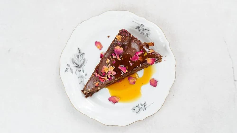 Tarta czekoladowa z kremem ganache i popcornem